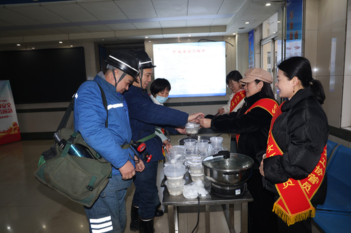 太平煤矿开展“团圆多喜乐 太平长安康”元宵节送温暖活动3_副本.jpg